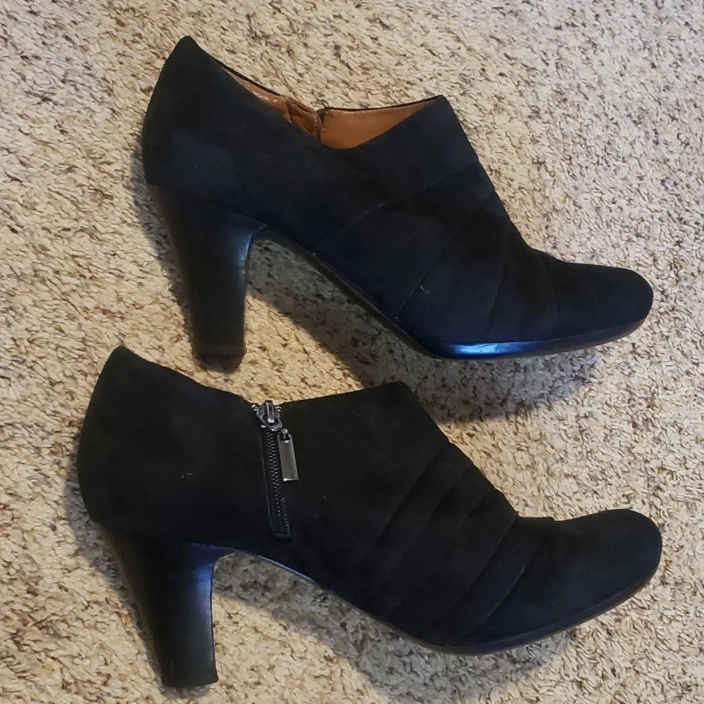 Clarks Artisan Booties 10M Womens Black Suede Heeled Zippered Comfort Shoes